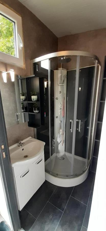 Chalet 2 Landgoedcamping Nienoord In Leek Экстерьер фото